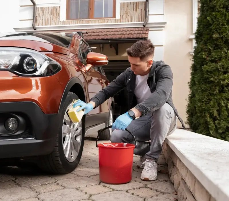 Lavage auto à domicile Champoléon : professionnel intervenant sur un véhicule